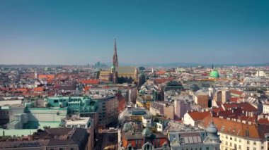 Viyana, Avusturya-Haziran, 2019: şehir silueti hava atışı. Katedraller ve şehir manzarası