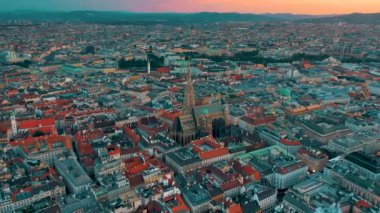 Viyana, Avusturya-Haziran, 2019: şehir silueti gün batımında havadan vurdu. Katedraller ve şehir manzarası