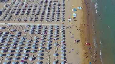 Lignano, İtalya - Mayıs 2019: İtalya'da Adriyatik Denizi Sahil Şeridi'nde Lignano Plajı