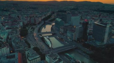 Viyana, Avusturya-Haziran, 2019: şehir silueti gün batımında havadan vurdu. Katedraller ve şehir manzarası