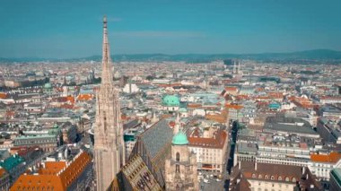 Viyana, Avusturya-Haziran, 2019: şehir silueti hava atışı. Katedraller ve şehir manzarası