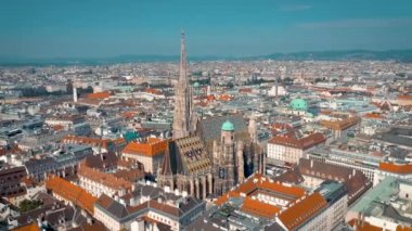 Viyana, Avusturya-Haziran, 2019: şehir silueti hava atışı. Katedraller ve şehir manzarası