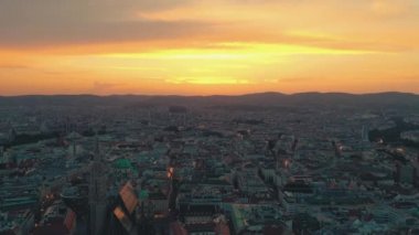 Viyana, Avusturya-Haziran, 2019: şehir silueti gün batımında havadan vurdu. Katedraller ve şehir manzarası
