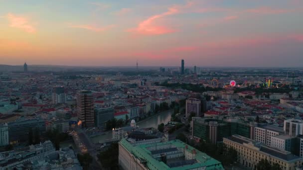 オーストリア ウィーン 2019年6月 日没時のシティスカイライン航空写真 大聖堂と都市景観 — ストック動画