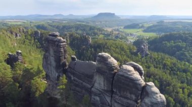 Bastei Park Saksonya, Almanya, harika havadan drone Panorama View.