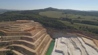 Turnov, Çek Cumhuriyeti-Haziran, 2019: hava drone Turnov yakınında bir Chalkpit görünümü