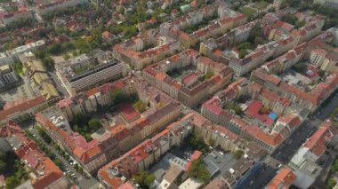 Prag 'ın şehir manzarası, şehirde uçuş. Prag şehrinin havadan görünümü