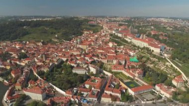 Prag, Çek Cumhuriyeti-Mayıs, 2019: hava Pamorama drone şehir görünümü