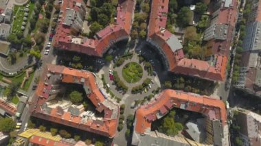 Prag 'ın şehir manzarası, şehirde uçuş. Prag şehrinin havadan görünümü