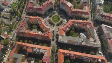 Prag 'ın şehir manzarası, şehirde uçuş. Prag şehrinin havadan görünümü