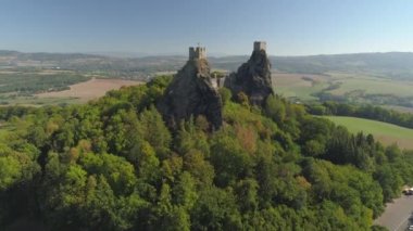 Milli Park çek cenneti Gotik kale Trosky harabeleri. Havadan görünüm Için