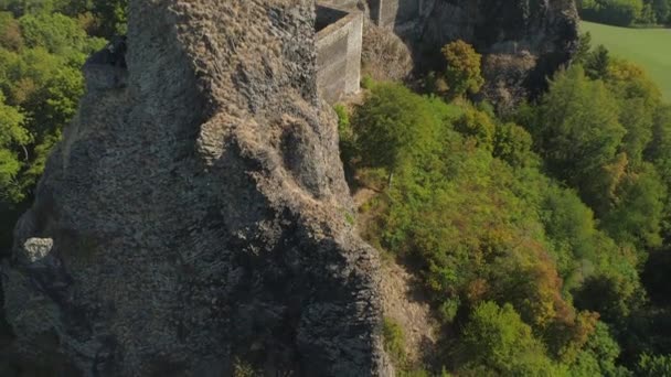 国立公園チェコの楽園でゴシック城トロスキーの遺跡 航空写真の先 — ストック動画
