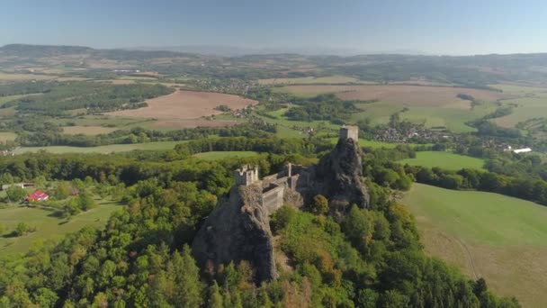Ruiny gotického hradu trosky v národním ráji národního parku. Letecký pohled na