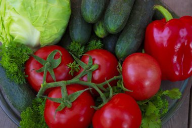 Tahta bir masanın üzerinde yatan taze ve olgun sebze.