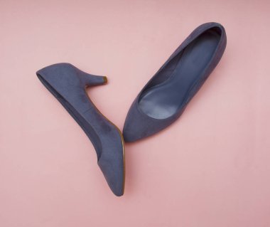 Pembe arka planda mavi kadın ayakkabıları