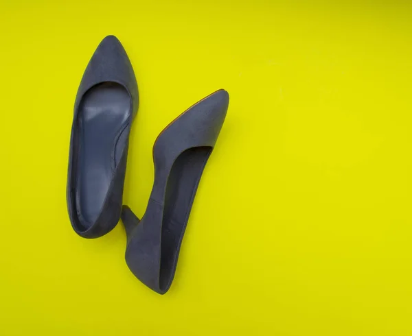 Mulher Sapatos Azuis Fundo Amarelo — Fotografia de Stock