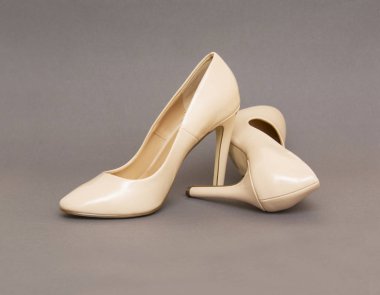 Gri arkaplanda izole edilmiş yüksek topuklu ayakkabılar.