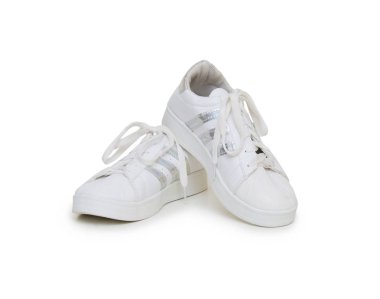Beyaz arka plan üzerinde izole beyaz spor ayakkabı