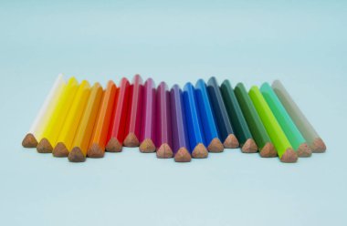 mavi kağıt üzerinde renkli kalemler