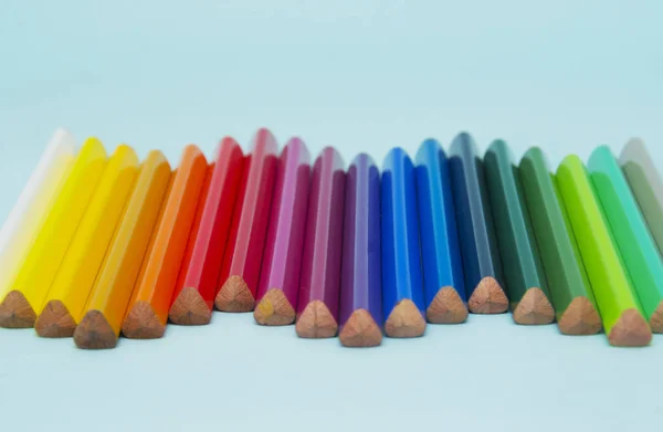 Crayons Colorés Sur Papier Bleu — Photo