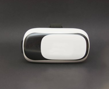 Sanal gerçeklik kask gri arka plan üzerinde izole