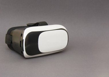 Sanal gerçeklik kask gri arka plan üzerinde izole