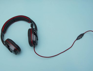 Beyaz arka plan üzerinde izole kulaklık