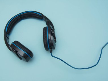 Beyaz arka plan üzerinde izole kulaklık