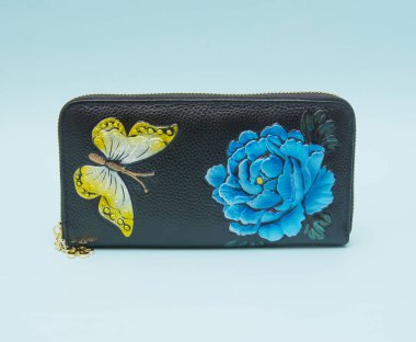 Mavi arka plan üzerinde izole kadın cüzdan