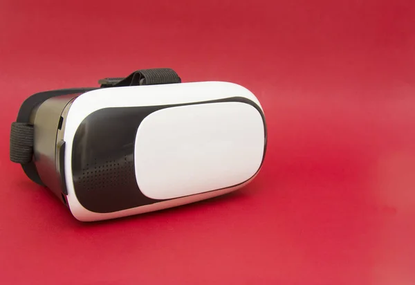 Virtual Reality Hjälm Isolerad Röd Bakgrund — Stockfoto