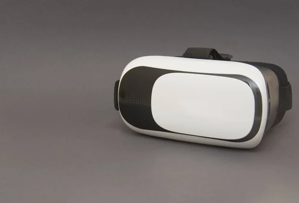 虚拟现实头盔隔离在灰色背景 — 图库照片