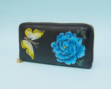 Mavi arka plan üzerinde izole kadın cüzdan