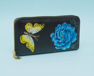 Mavi arka plan üzerinde izole kadın cüzdan