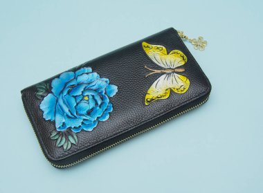 Mavi arka plan üzerinde izole kadın cüzdan