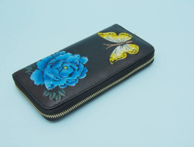 Mavi arka plan üzerinde izole kadın cüzdan