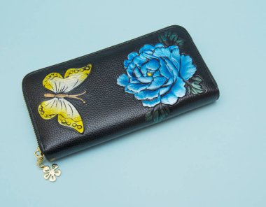 Mavi arka plan üzerinde izole kadın cüzdan