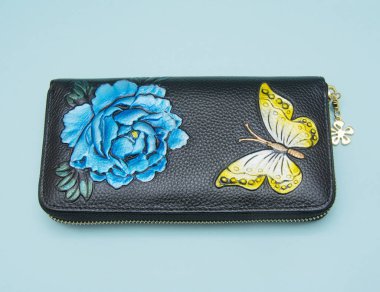 Mavi arka plan üzerinde izole kadın cüzdan