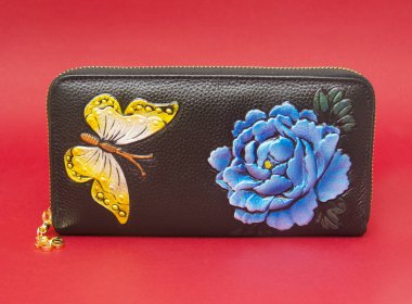 Kırmızı zemin üzerine izole kadın cüzdan