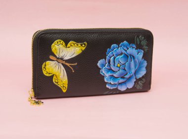 Pembe arka plan üzerinde izole kadın cüzdan