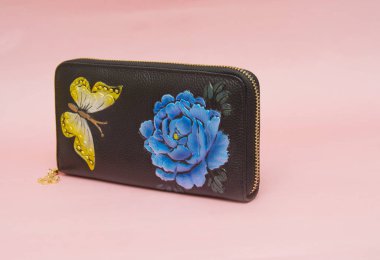 Pembe arka plan üzerinde izole kadın cüzdan