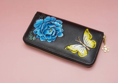 Pembe arka plan üzerinde izole kadın cüzdan