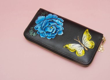 Pembe arka plan üzerinde izole kadın cüzdan