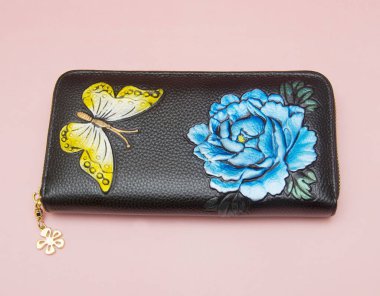 Pembe arka plan üzerinde izole kadın cüzdan