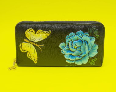 Sarı arka plan üzerinde izole kadın cüzdan