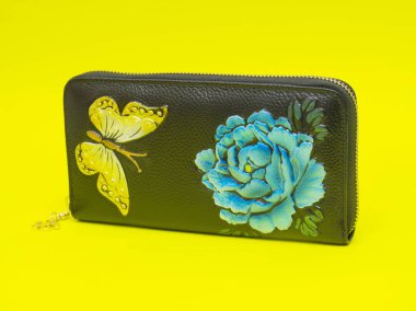 Sarı arka plan üzerinde izole kadın cüzdan