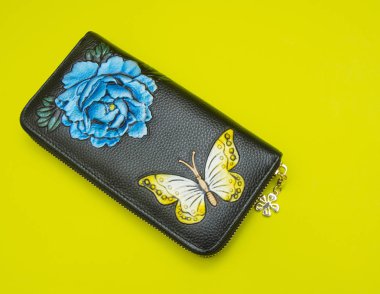 Sarı arka plan üzerinde izole kadın cüzdan