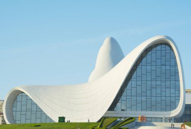 Bakü, Azerbaycan - 16 Mayıs 2015: Haydar Aliyev Merkezi. Zaha Hadid tarafından tasarlanmış. Merkezi bir konferans salonu, Galeri ve Müze evleri.