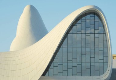Bakü, Azerbaycan - 16 Mayıs 2015: Haydar Aliyev Merkezi. Zaha Hadid tarafından tasarlanmış. Merkezi bir konferans salonu, Galeri ve Müze evleri.
