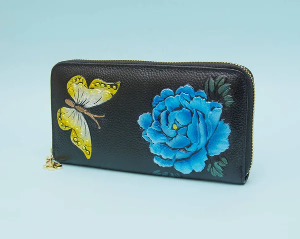 Mavi arka plan üzerinde izole kadın cüzdan