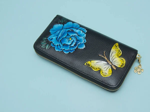 Mavi arka plan üzerinde izole kadın cüzdan
